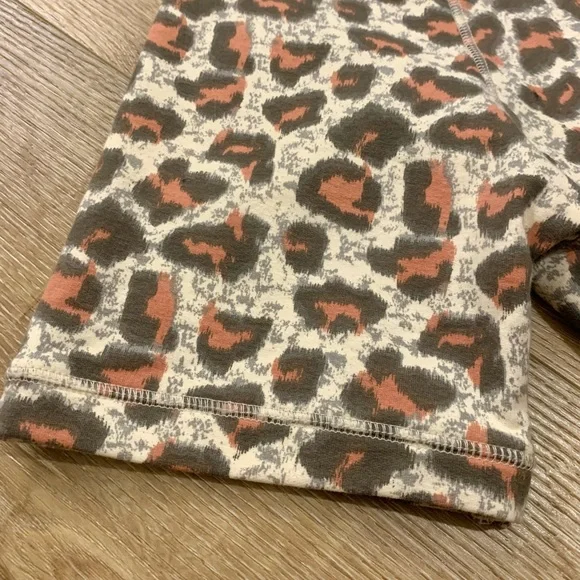NWT Easel Medium Leopard Cheetah Print Top - Picture 6 of 9